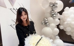 女生迈开腿让男生打扑克PPT